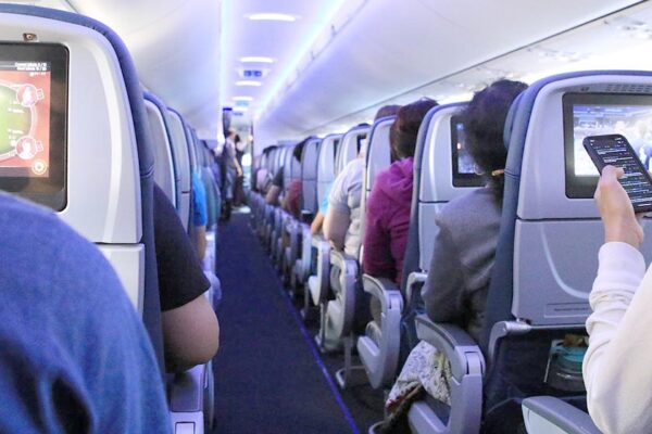 機内