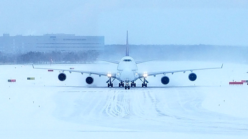 空港トラブル！？前夜から大雪で朝から必死に駐機場の雪かき