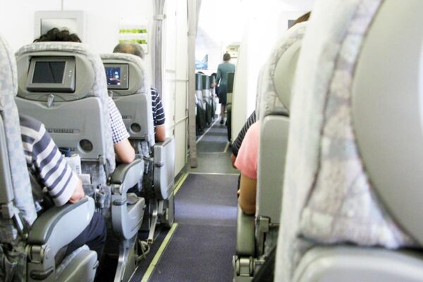 機内